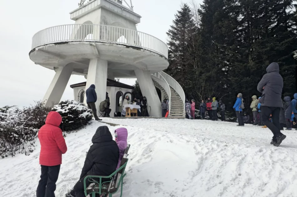 Złaz turystyczny w zimowej scenerii - zdjęcie 4