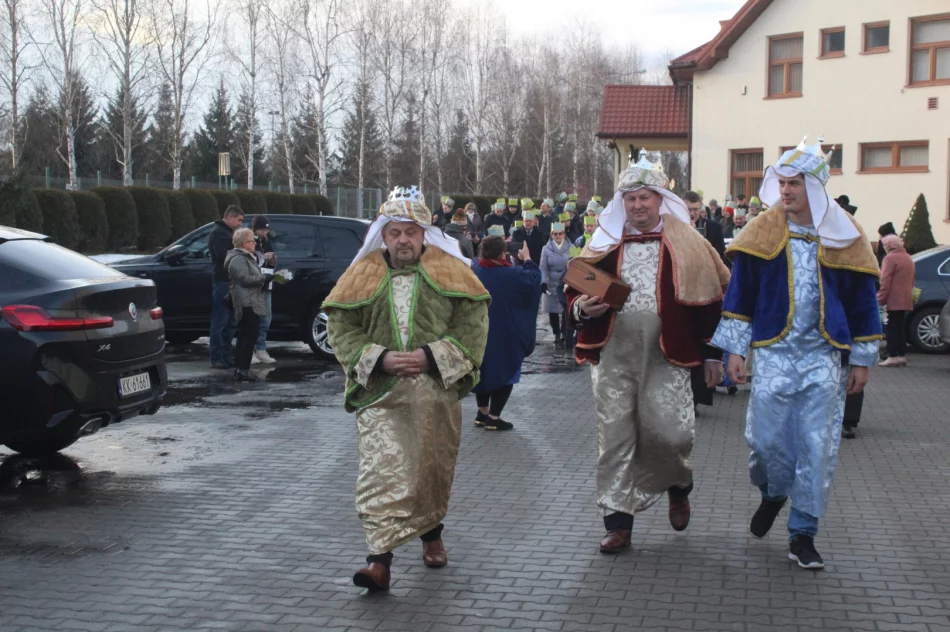 Barwny Orszak Trzech Króli przeszedł ulicami miejscowości - zdjęcie 7