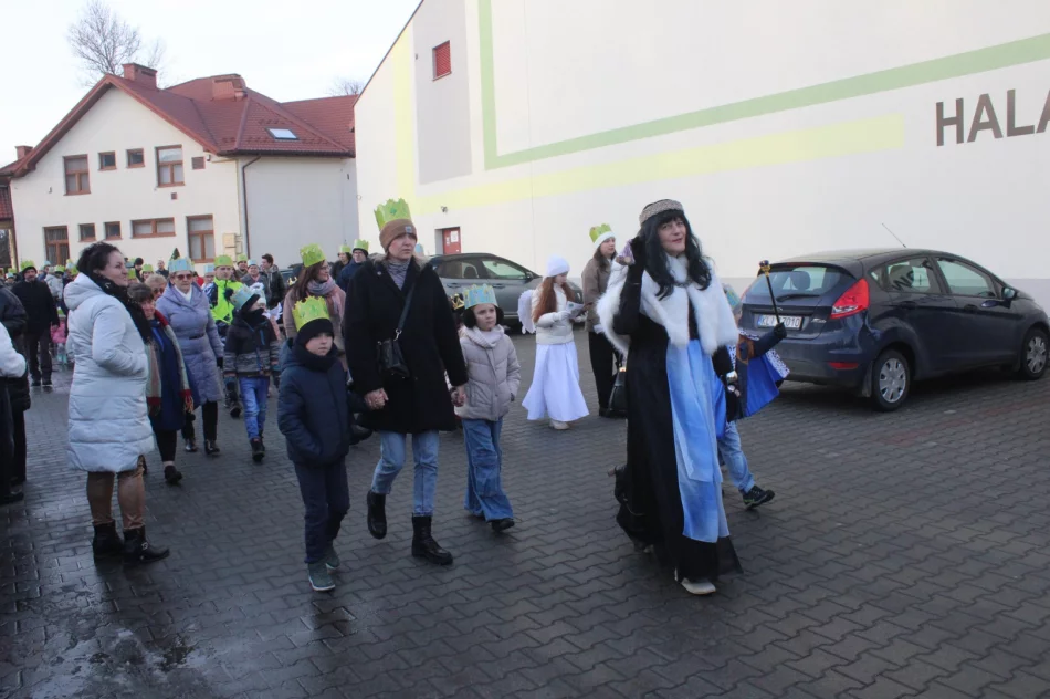 Barwny Orszak Trzech Króli przeszedł ulicami miejscowości - zdjęcie 8
