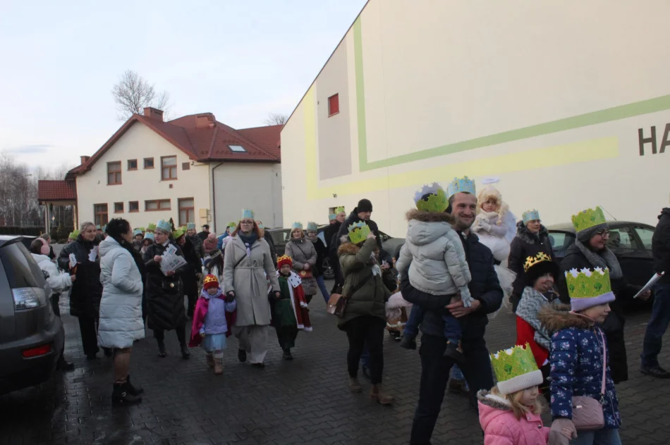 Barwny Orszak Trzech Króli przeszedł ulicami miejscowości - zdjęcie 9