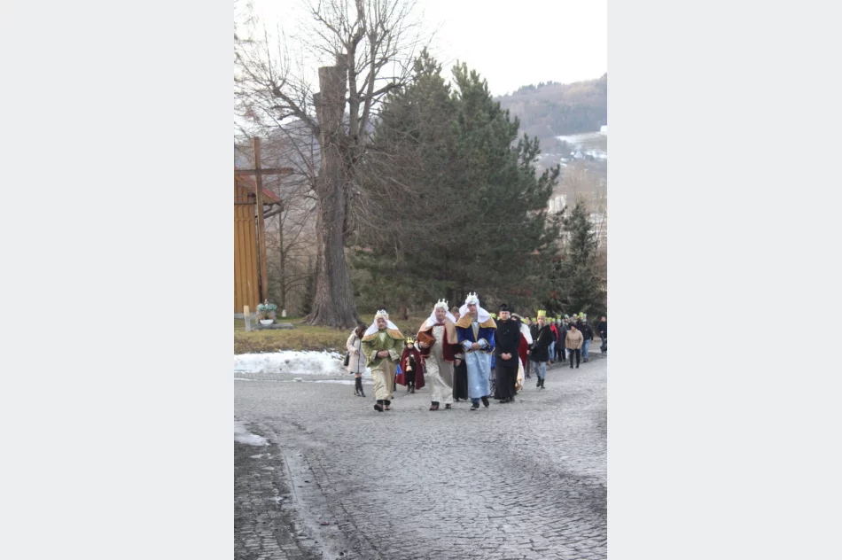 Barwny Orszak Trzech Króli przeszedł ulicami miejscowości - zdjęcie 10