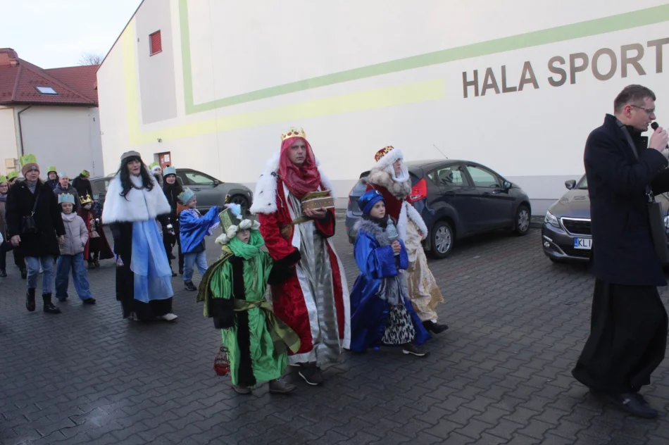 Barwny Orszak Trzech Króli przeszedł ulicami miejscowości - zdjęcie 11
