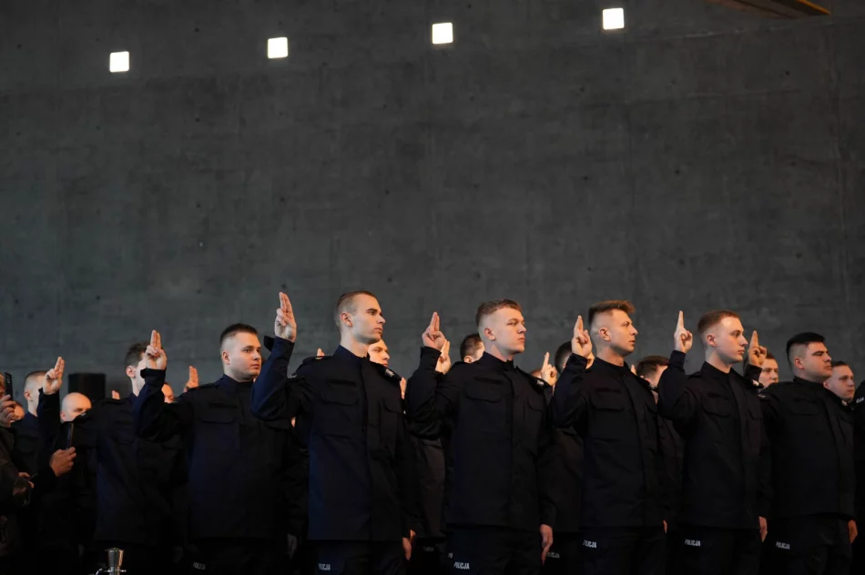 Ślubowanie nowych funkcjonariuszy - trzech rozpocznie służbę u nas - zdjęcie 13