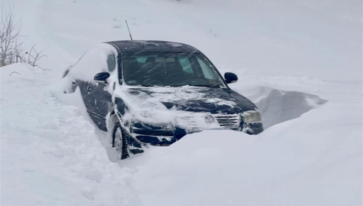 W wyżej położonych częściach regionu w miniony weekend spadło ponad 50 cm śniegu, odśnieżanie utrudniał silny wiatr (na zdjęciu zasypany samochód)