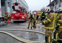 Pożar w zakładzie produkcyjnym, w akcji kilka jednostek straży - zdjęcie główne