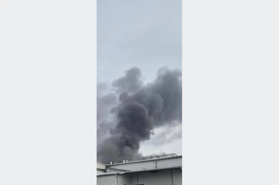 Pożar w zakładzie produkcyjnym, w akcji kilka jednostek straży - zdjęcie 2