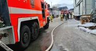 Pożar w zakładzie produkcyjnym, w akcji kilka jednostek straży - zdjęcie 4
