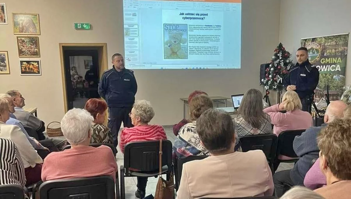 Dzielnicowi edukują seniorów w Roztoce/fot.: KPP Limanowa