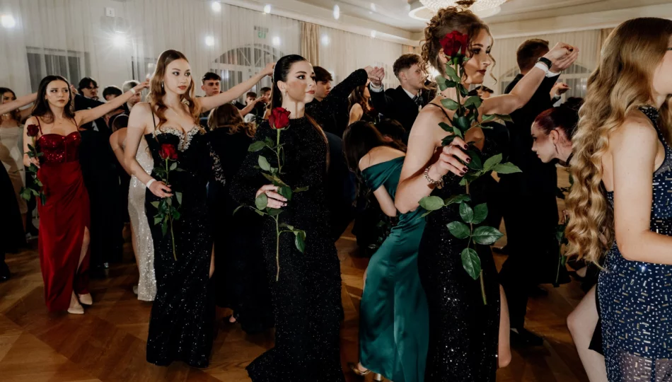 Studniówka w I LO w Limanowej w roku jubileuszu 80-lecia szkoły (ZDJĘCIA) - zdjęcie 1