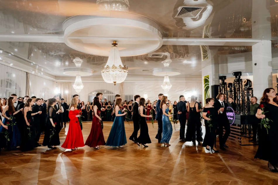 Studniówka w I LO w Limanowej w roku jubileuszu 80-lecia szkoły (ZDJĘCIA) - zdjęcie 5
