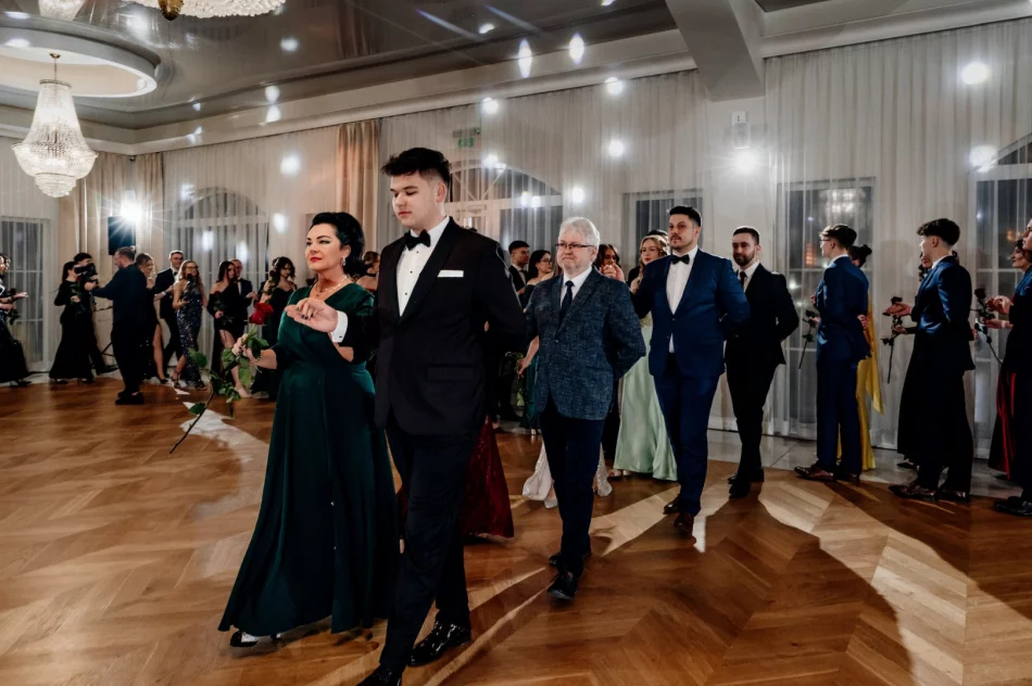 Studniówka w I LO w Limanowej w roku jubileuszu 80-lecia szkoły (ZDJĘCIA) - zdjęcie 9