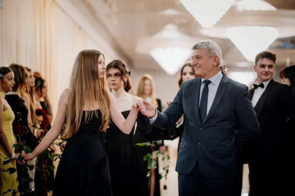 Studniówka w I LO w Limanowej w roku jubileuszu 80-lecia szkoły (ZDJĘCIA) - zdjęcie 13