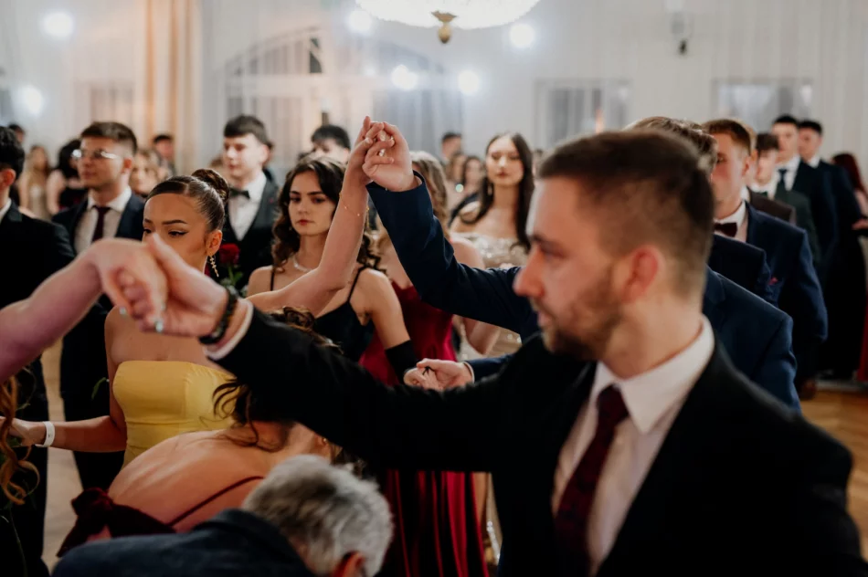 Studniówka w I LO w Limanowej w roku jubileuszu 80-lecia szkoły (ZDJĘCIA) - zdjęcie 15