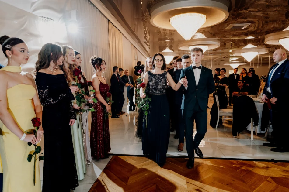 Studniówka w I LO w Limanowej w roku jubileuszu 80-lecia szkoły (ZDJĘCIA) - zdjęcie 16