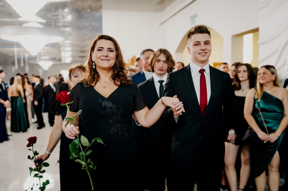 Studniówka w I LO w Limanowej w roku jubileuszu 80-lecia szkoły (ZDJĘCIA) - zdjęcie 17