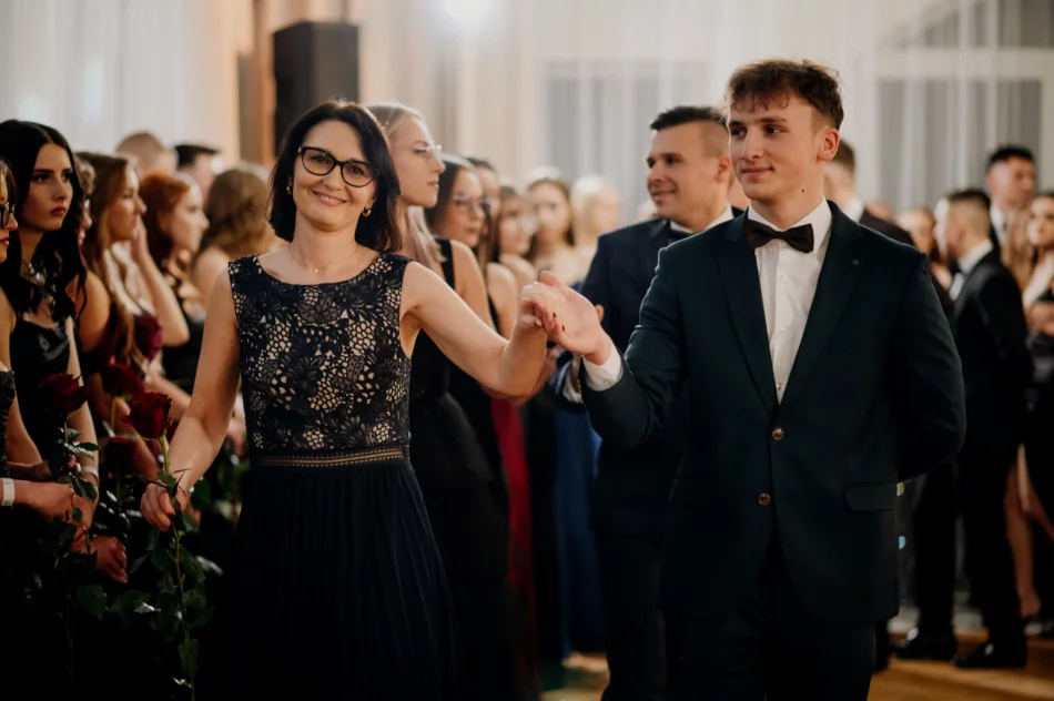 Studniówka w I LO w Limanowej w roku jubileuszu 80-lecia szkoły (ZDJĘCIA) - zdjęcie 19
