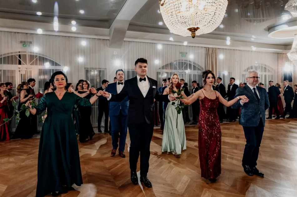 Studniówka w I LO w Limanowej w roku jubileuszu 80-lecia szkoły (ZDJĘCIA) - zdjęcie 20