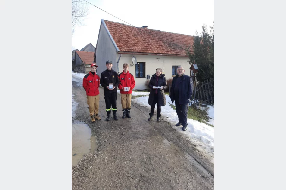 Młodzi druhowie zamontowali czujniki czadu i dymu - zdjęcie 3