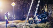 Samochód uderzył w słup - trwają działania służb (WIDEO) - zdjęcie 2