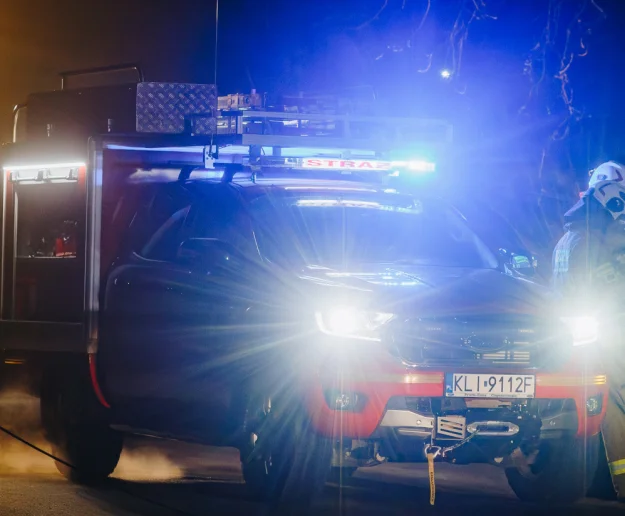 Przejeżdżał drogą i zauważył pożar. Ogień dotarł do więźby dachowej - zdjęcie główne