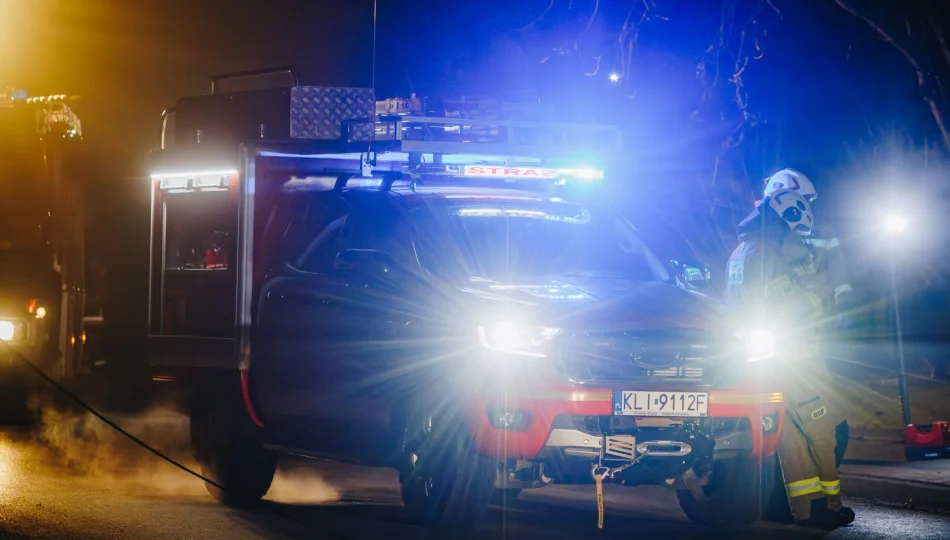 Przejeżdżał drogą i zauważył pożar. Ogień dotarł do więźby dachowej - zdjęcie 1