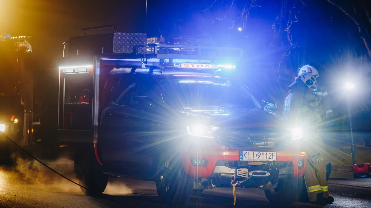 Przejeżdżał drogą i zauważył pożar. Ogień dotarł do więźby dachowej
