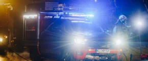 Przejeżdżał drogą i zauważył pożar. Ogień dotarł do więźby dachowej - zdjęcie główne