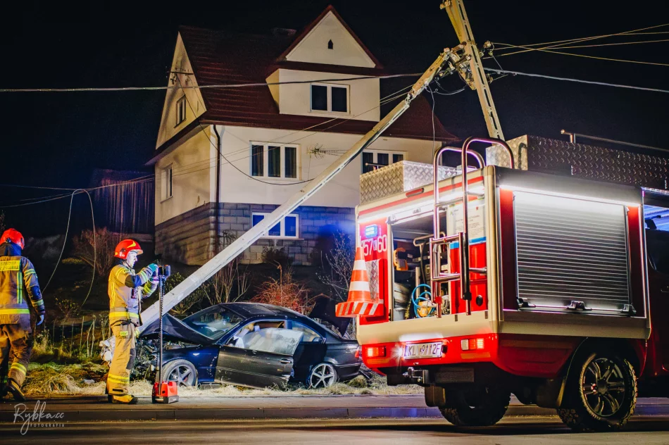Samochód uderzył w słup - trwają działania służb (WIDEO) - zdjęcie 18