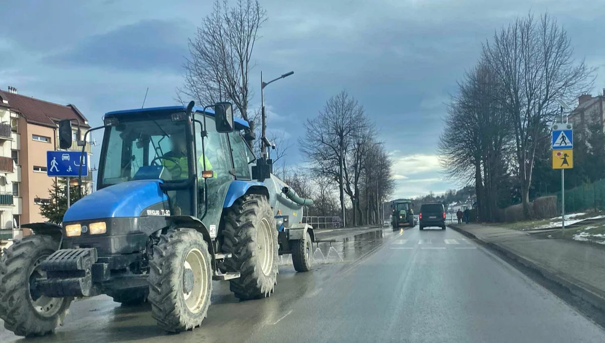 Błoto na drogach miasta. Brak reakcji służb?