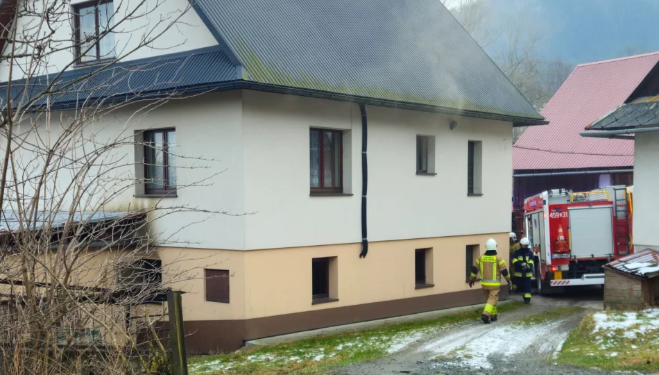Pożar domu – strażacy ugasili płonący sprzęt AGD - zdjęcie 1