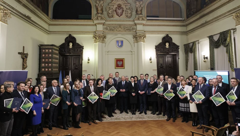 Podpisanie umów na dofinansowanie remontów dróg  - zdjęcie 1