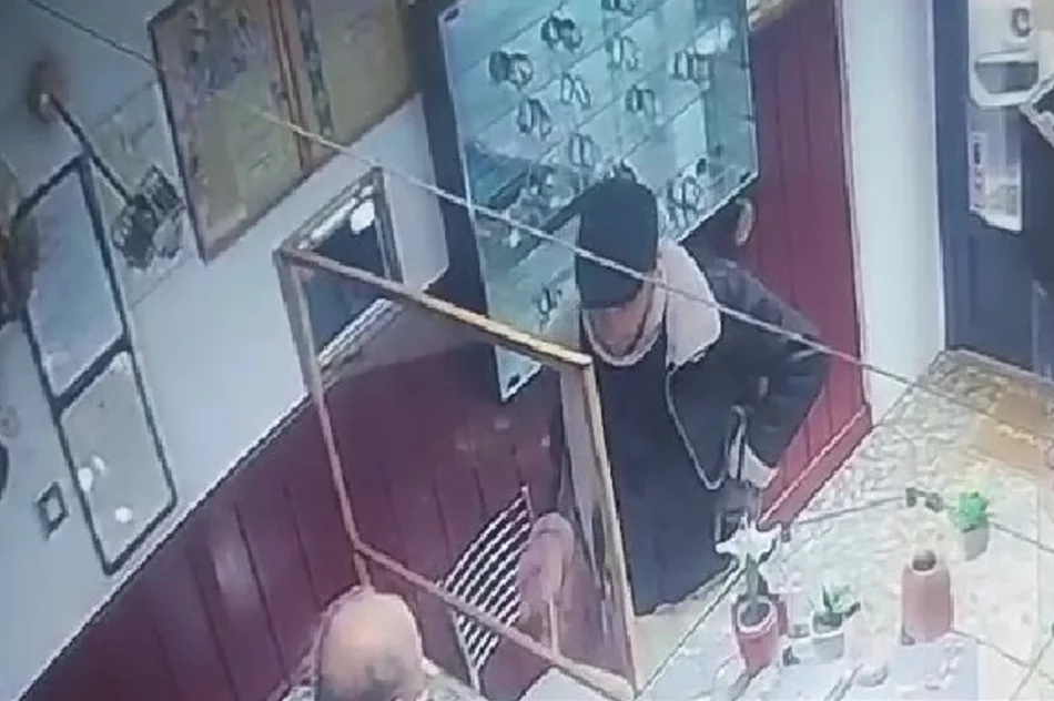 Ten mężczyzna okradł wczoraj dwóch jubilerów. Rozpoznajesz jego twarz? - zdjęcie 2