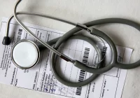 Niższe pensje lekarzy? Maksymalnie 240 zł za godzinę pracy  - zdjęcie główne