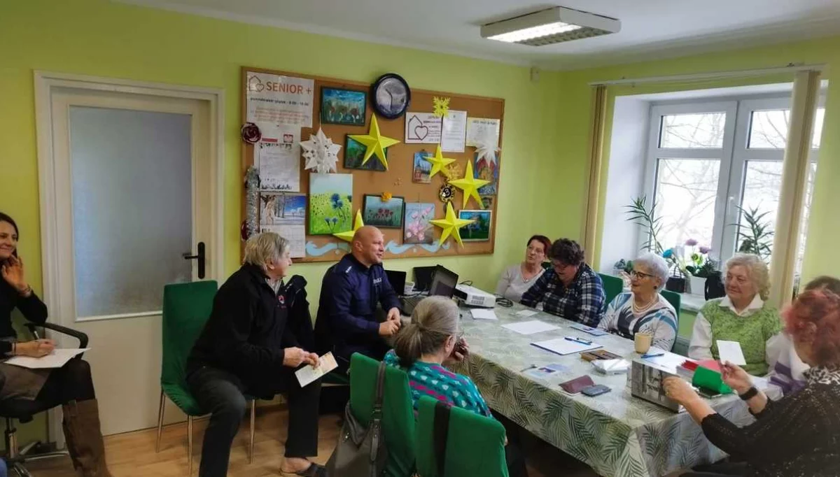 Spotkanie dzielnicowego z seniorami w Dobrej o bezpieczeństwie/fot.: KPP Limanowa