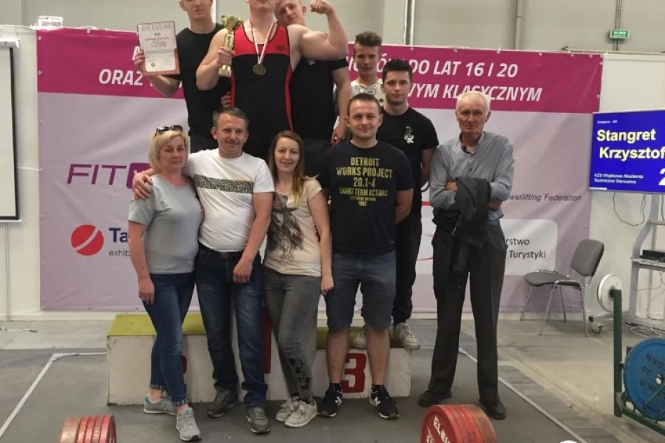 Został Mistrzem Polski Juniorów w trójboju siłowym - zdjęcie 2