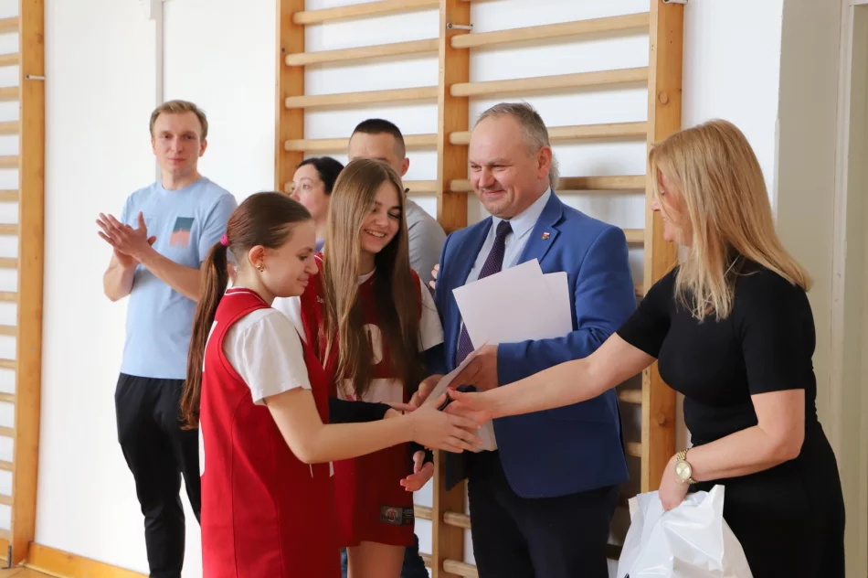 SP Mordarka zwycięzcą Mistrzostw Gminy Limanowa w Piłce Siatkowej Dziewcząt - zdjęcie 10