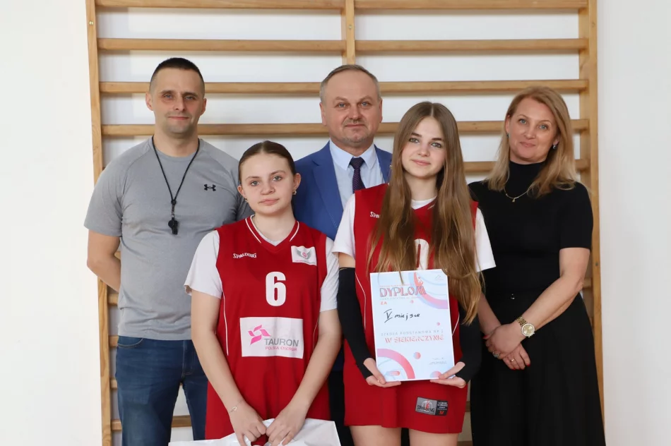 SP Mordarka zwycięzcą Mistrzostw Gminy Limanowa w Piłce Siatkowej Dziewcząt - zdjęcie 11