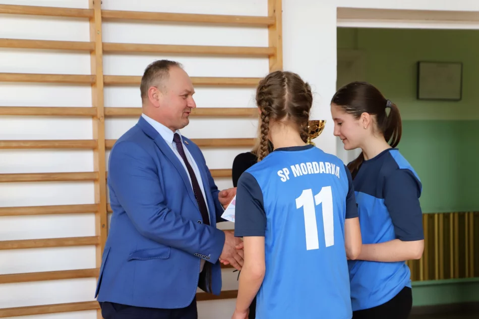 SP Mordarka zwycięzcą Mistrzostw Gminy Limanowa w Piłce Siatkowej Dziewcząt - zdjęcie 17