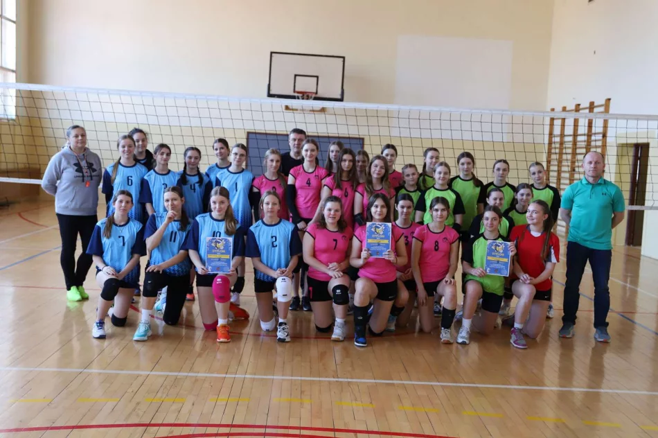 Uczennice limanowskiej „Jedynki” mistrzyniami miasta w piłce siatkowej - zdjęcie 2