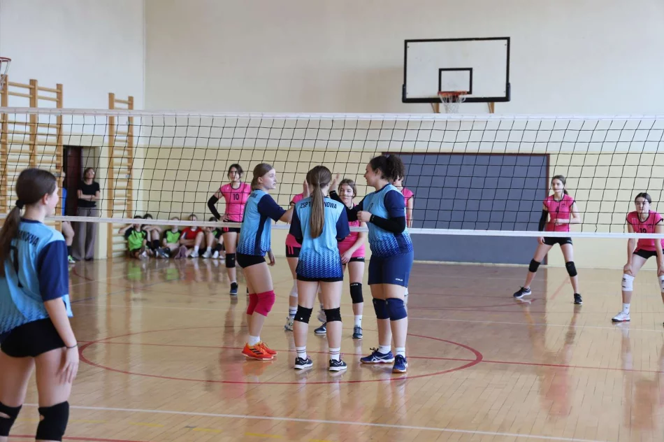 Uczennice limanowskiej „Jedynki” mistrzyniami miasta w piłce siatkowej - zdjęcie 5