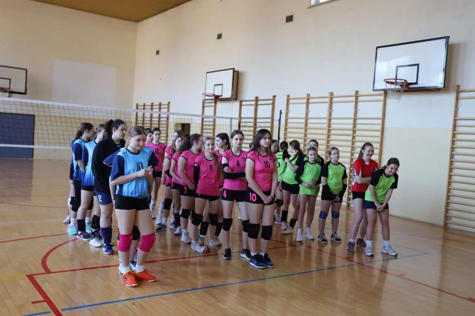 Uczennice limanowskiej „Jedynki” mistrzyniami miasta w piłce siatkowej - zdjęcie 6