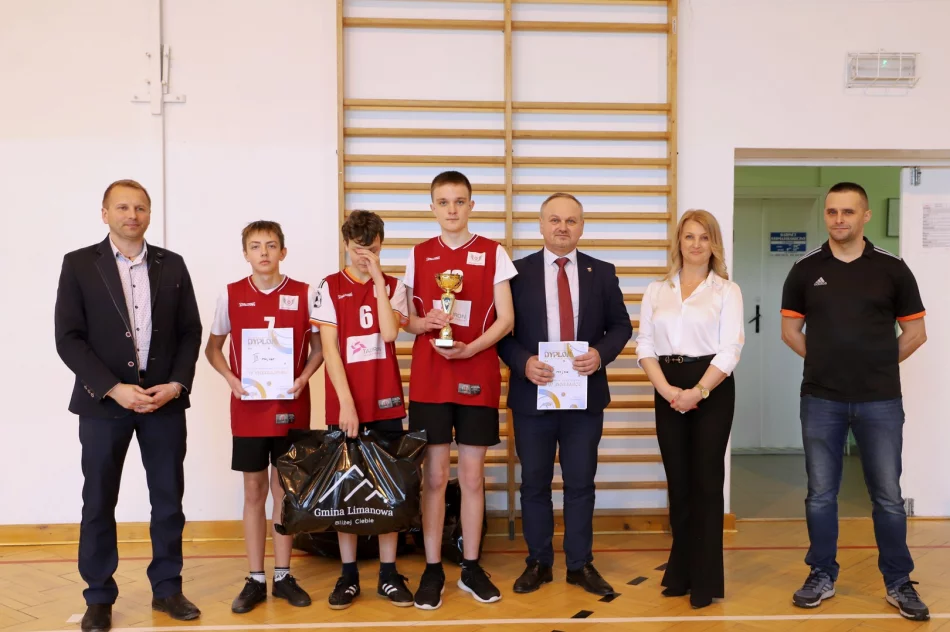 SP Pisarzowa Mistrzami Gminy Limanowa w Piłce Siatkowej Chłopców - zdjęcie 10