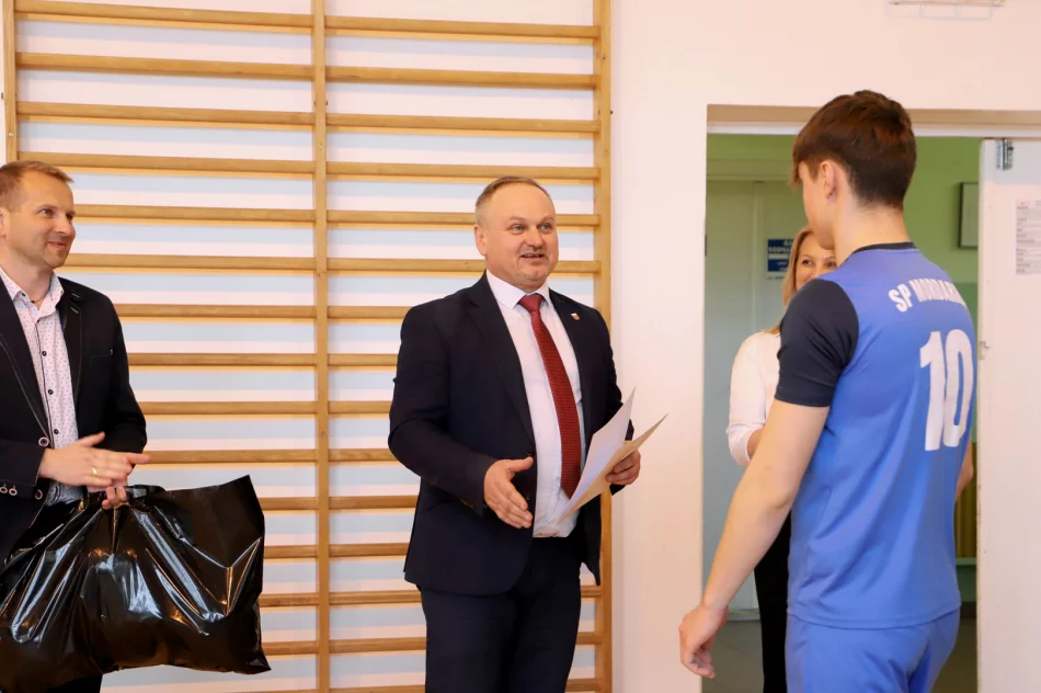 SP Pisarzowa Mistrzami Gminy Limanowa w Piłce Siatkowej Chłopców - zdjęcie 11