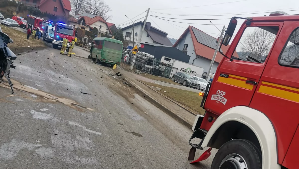 Kolizja z autobusem w Pisarzowej/fot.: OSP Pisarzowa