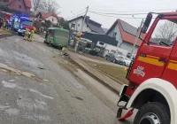 Groźnie wyglądające zderzenie z autobusem - zdjęcie główne