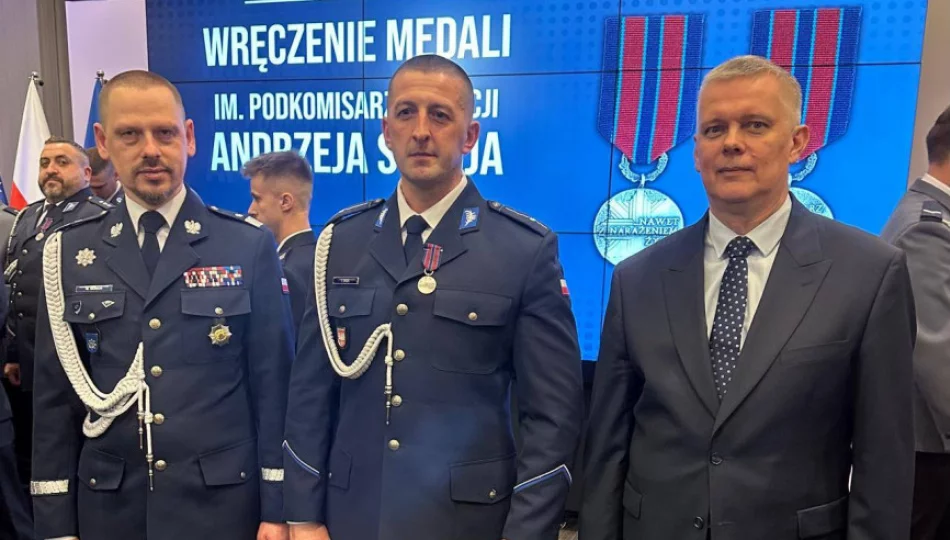 Policjant z Mszany Dolnej odznaczony za uratowanie kobiety z pożaru - zdjęcie 1