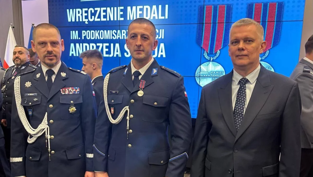 Mł. asp. Tomasz Orzeł uhonorowany medalem im. podkom. Andrzeja Struja/fot.: Policja Limanowa