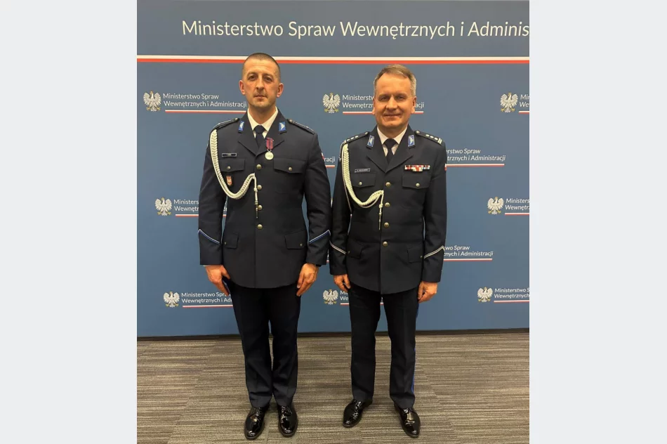 Policjant z Mszany Dolnej odznaczony za uratowanie kobiety z pożaru - zdjęcie 2