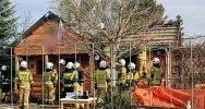 ​Pożar budynku letniskowego - ogień strawił poddasze - zdjęcie 4