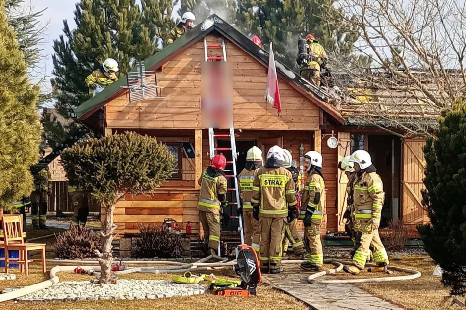 ​Pożar budynku letniskowego - ogień strawił poddasze - zdjęcie 5